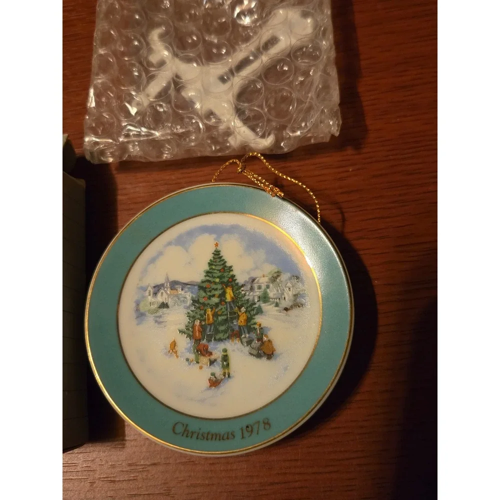 Avon 1978 Miniature Christmas Plate Trimming The Tree‎ Ornament with Box Stand